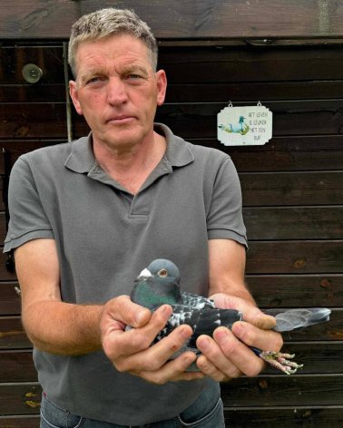 Nico Reynders with his winning bird (2024)